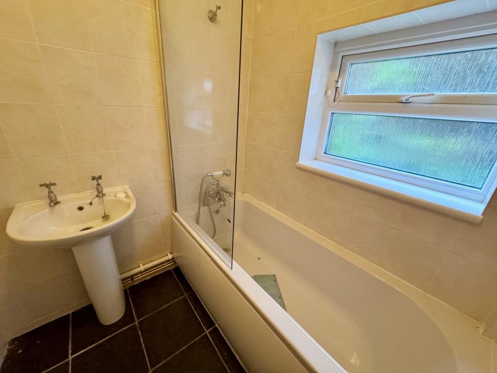Lot: 182 - SEAFRONT GARDEN FLAT FOR IMPROVEMENT - Bathroom